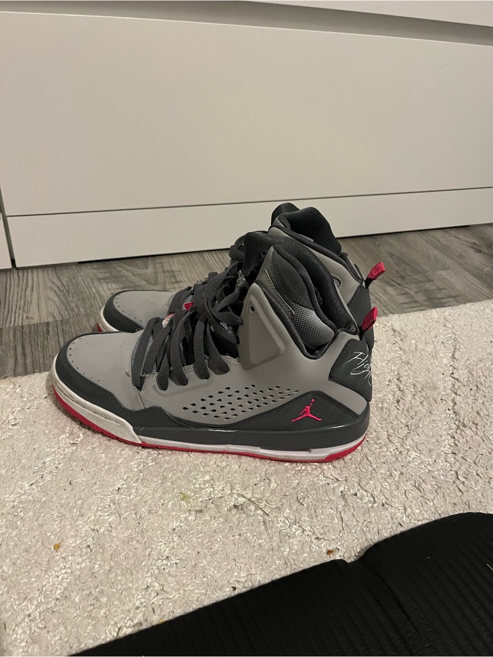 Jordan Kids/ women’s Gray and Pink High-Top Jordan flights size 7Y sporty